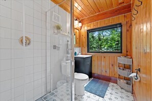 Douche, séchoir à cheveux, serviettes fournies, savon