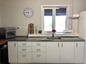 Geladeira, micro-ondas, fogão, chaleira elétrica