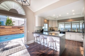 Fridge, microwave, oven, stovetop - Beautiful Scenic Views of Coronado Bridge (Bonita)