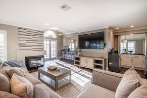 Smart TV, fireplace, video games, table football - Beautiful Scenic Views of Coronado Bridge (Bonita)