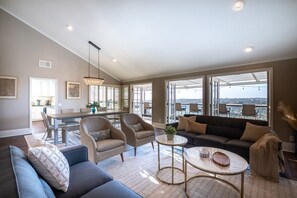 Smart TV, fireplace, video games, table football - Beautiful Scenic Views of Coronado Bridge (Bonita)