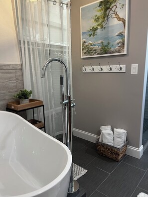 Combined shower/bathtub, hair dryer, towels, soap - Gorgeous waterfront home! (Port Charlotte)