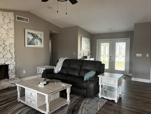 Smart TV, books, printers - Gorgeous waterfront home! (Port Charlotte)