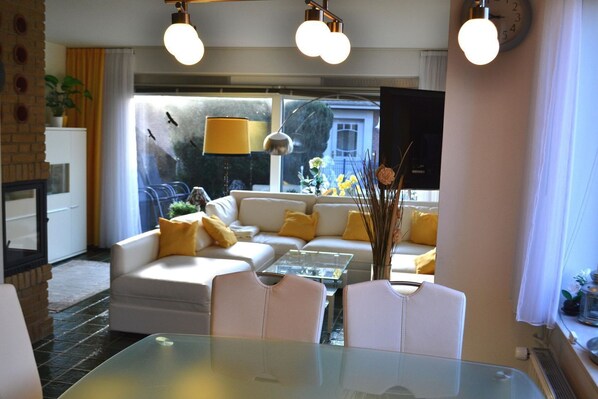 TV, DVD player, stereo - Ferienhaus Harmonie - In the most exposed location in Wyk, on the south beach. (Wyk auf Föhr)