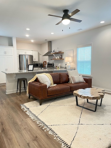 Condo located downtown Aiken that's only a 5-minute walk to the Alley!