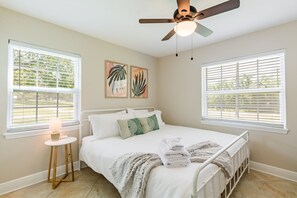 3 habitaciones, escritorio y tabla de planchar con plancha 