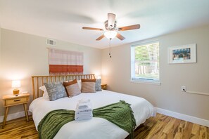 3 bedrooms, desk, iron/ironing board, travel cot - 3 BR w/ Riverview & Fenced in Yard, Near Busch Gardens, USF, Hospitals & Ybor (Tampa)