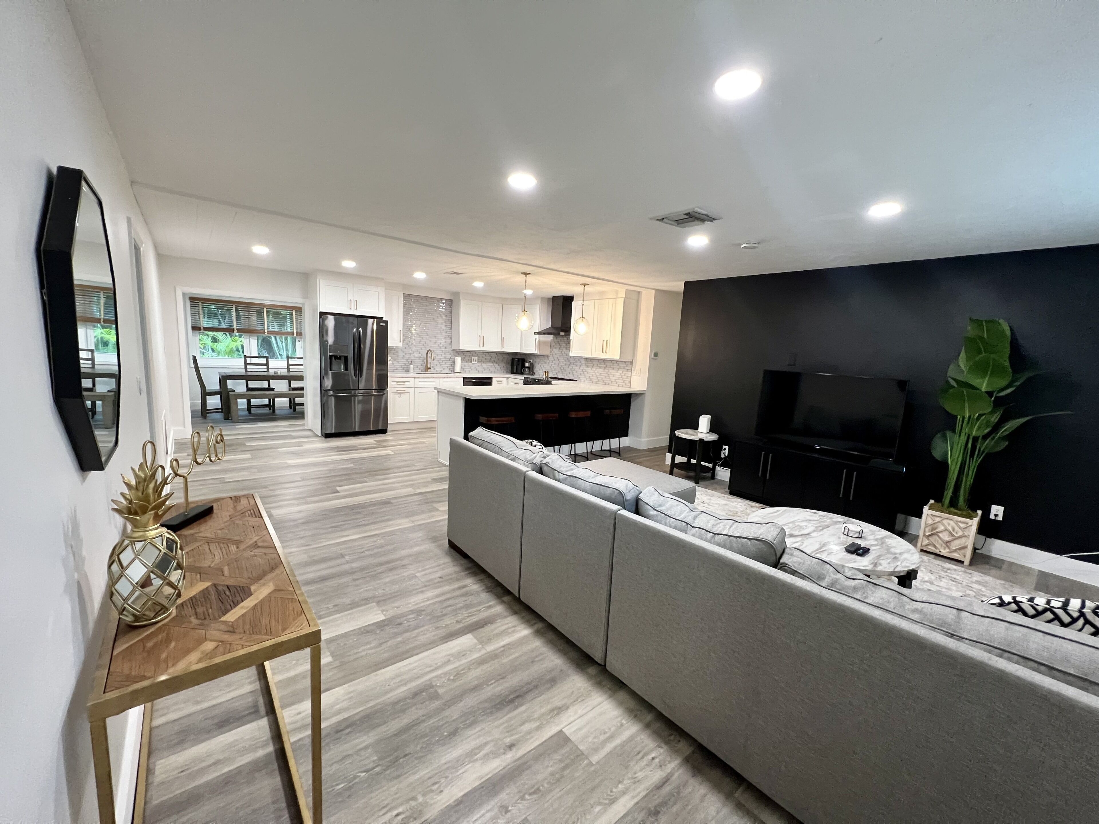 Pineapple Pad * MINUTES TO DOWNTOWN STUART & RIVER ,  SLEEPS 5