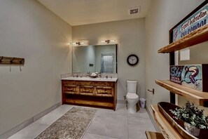 Badewanne, Haartrockner, Handtücher