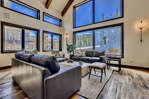 Summit Grove Lodge ~ 5 King Suites, Ski in/out, Hot Tub, Movie Theater ~ Sleeps 26