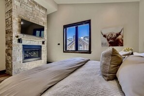 8 bedrooms, desk, iron/ironing board, free WiFi