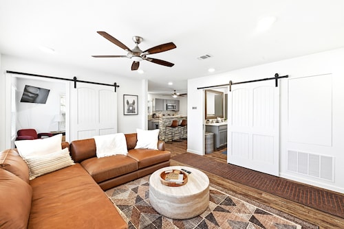 New Braunfels - 2 min walk to Schlitterbahn, walk to River, 2 miles from Gruene!