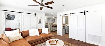 New Braunfels - 2 min walk to Schlitterbahn, walk to River, 2 miles from Gruene!