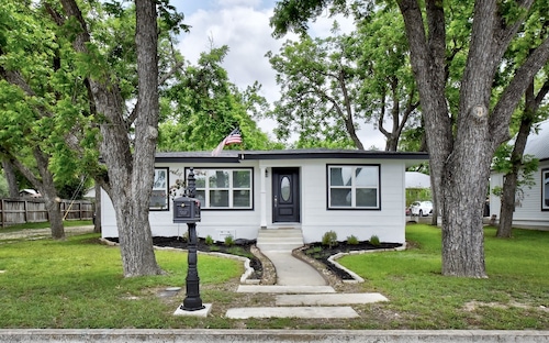 New Braunfels - 2 min walk to Schlitterbahn, walk to River, 2 miles from Gruene!