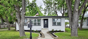 New Braunfels - 2 min walk to Schlitterbahn, walk to River, 2 miles from Gruene!