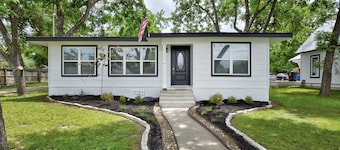 New Braunfels - 2 min walk to Schlitterbahn, walk to River, 2 miles from Gruene!