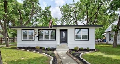 New Braunfels - 2 min walk to Schlitterbahn, walk to River, 2 miles from Gruene!