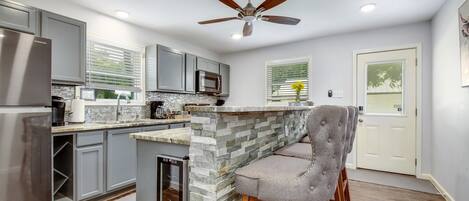 Een koelkast, een microgolfoven, een oven, een kookplaat