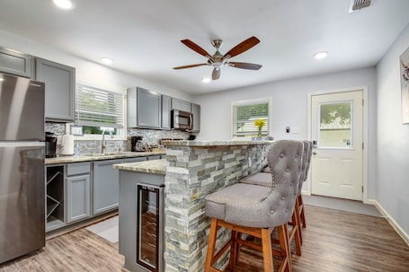 Fridge, microwave, oven, stovetop. New Braunfels - 2 min walk to Schlitterbahn, walk to River, 2 miles from Gruene!