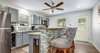 New Braunfels - 2 min walk to Schlitterbahn, walk to River, 2 miles from Gruene!