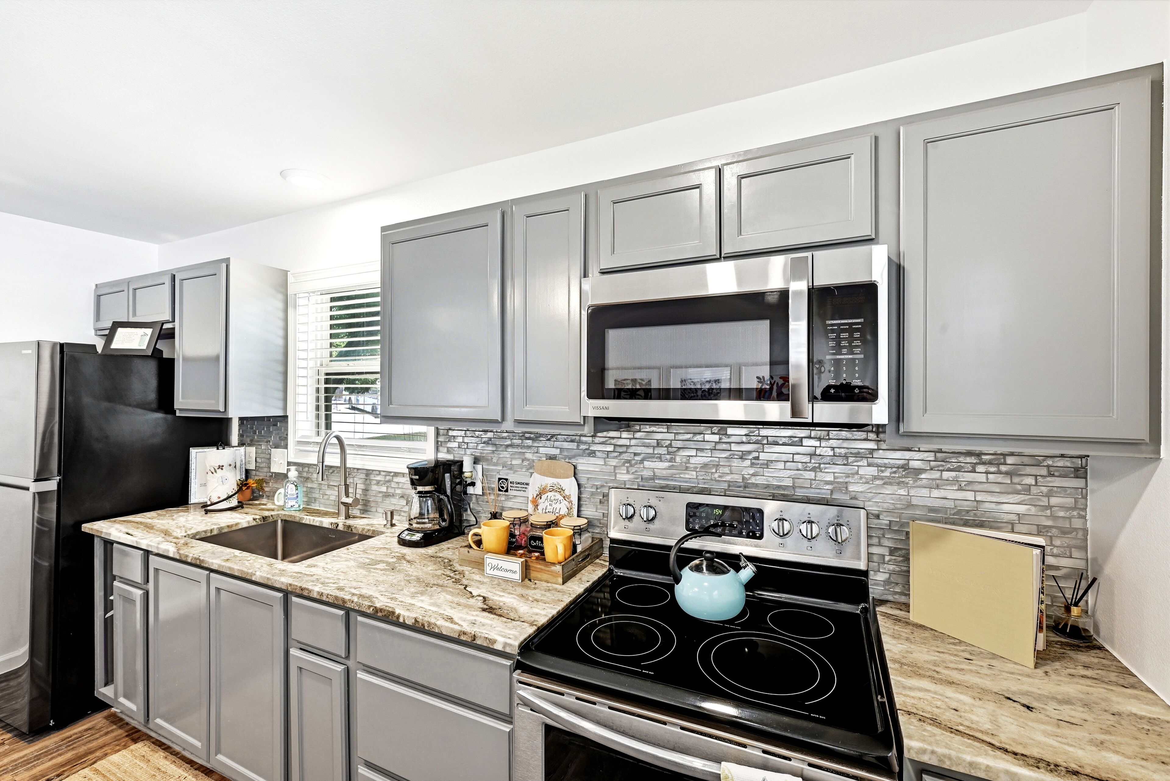 Coffee/tea maker, fridge, microwave, oven