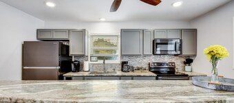 New Braunfels - 2 min walk to Schlitterbahn, walk to River, 2 miles from Gruene!