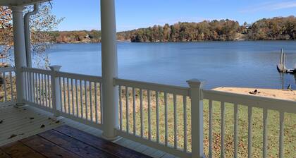 Beautiful lakefront home W/Breathtaking view