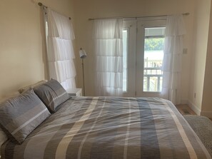 2 bedrooms, WiFi, bed sheets - Beautiful lakefront home W/Breathtaking view (Claremont)