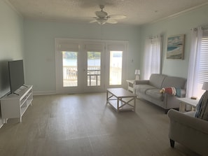 Smart TV, foosball - Beautiful lakefront home W/Breathtaking view (Claremont)