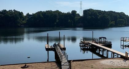 Beautiful lakefront home W/Breathtaking view