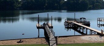 Beautiful lakefront home W/Breathtaking view