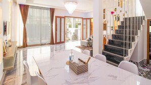 Restaurant - Central Modern Private Villa by La San (Siem Reap)