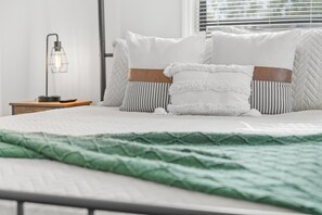 3 chambres, bureau, fer et planche à repasser, lit parapluie