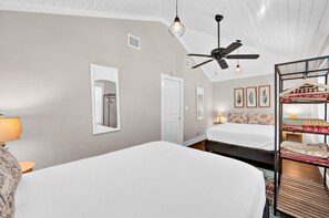 2 bedrooms, iron/ironing board, free WiFi, bed sheets - The Wildflower- Peaceful Retreat/7 Miles to Magnolia/Downtown Waco (Waco)