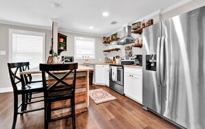 Fridge, microwave, oven, stovetop - The Wildflower- Peaceful Retreat/7 Miles to Magnolia/Downtown Waco (Waco)