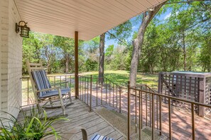 Terrace/patio - The Wildflower- Peaceful Retreat/7 Miles to Magnolia/Downtown Waco (Waco)