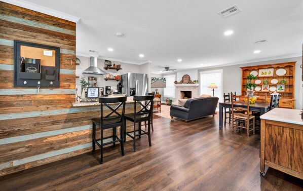 Dining - The Wildflower- Peaceful Retreat/7 Miles to Magnolia/Downtown Waco (Waco)