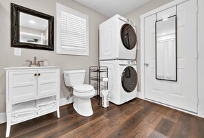 淋浴/盆浴组合、吹风机、毛巾、肥皂