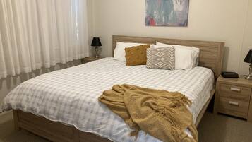 2 slaapkamers, een bureau, een strijkplank/strijkijzer, gratis wifi