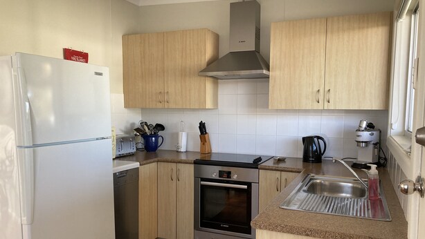 Wasserkocher mit Kaffee-/Teezubehör, Kühlschrank, Mikrowelle, Ofen