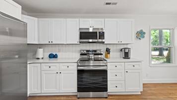 KĂŒhlschrank, Mikrowelle, Ofen, Herdplatte