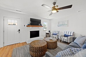 Smart TV, books - 4 bedroom pool home 1 block from the Beach! (Myrtle Beach)