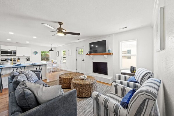 Smart TV, books - 4 bedroom pool home 1 block from the Beach! (Myrtle Beach)