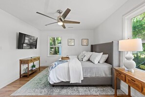 4 bedrooms, desk, iron/ironing board, travel crib