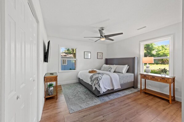 4 habitaciones, escritorio y tabla de planchar con plancha 