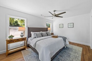 4 makuuhuonetta, työpöytä, silitysrauta/-lauta, vauvan matkasänky