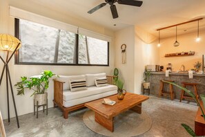 Suite Grand, 1 llit de matrimoni gran i sofà llit, piscina privada, planta baixa | Sala d'estar | Televisor intel·ligent de 50 polzades amb canals digitals i televisor