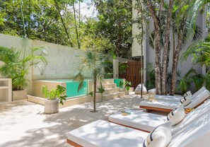 Piscine extérieure, cabanons gratuits, chaises longues