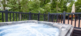 Willow Lodge | sleeps 4 - Hot Tub, Dog Friendly - 5* Gold Award