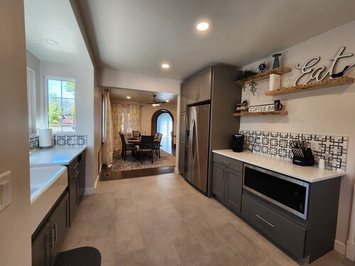 More on Moore, Remodeled Historic Home w/ AC, 4BR/2BA, Washer & Dryer Sleeps 8